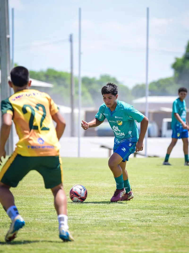 Atleta camisa 22 avançando com a bola