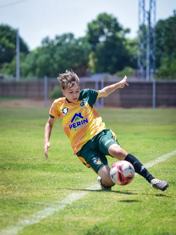 Atleta dominando a bola