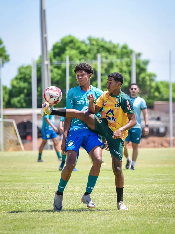 Disputa de bola no alto