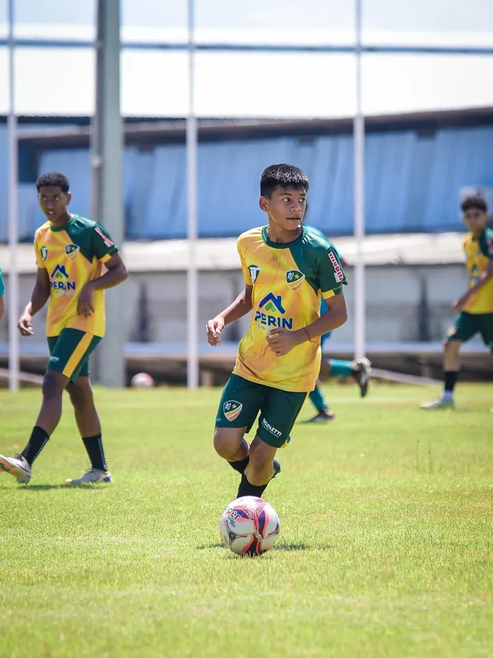 Atleta conduzindo a bola