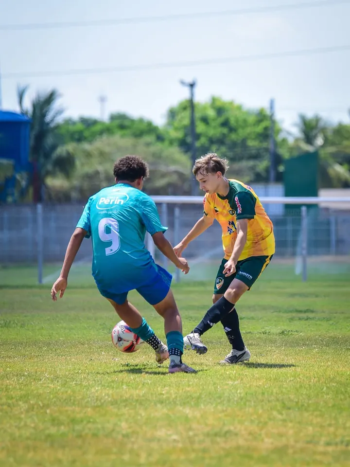 Dois atletas disputando a bola