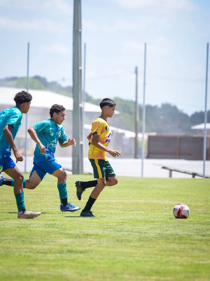 Atletas correndo atrás da bola