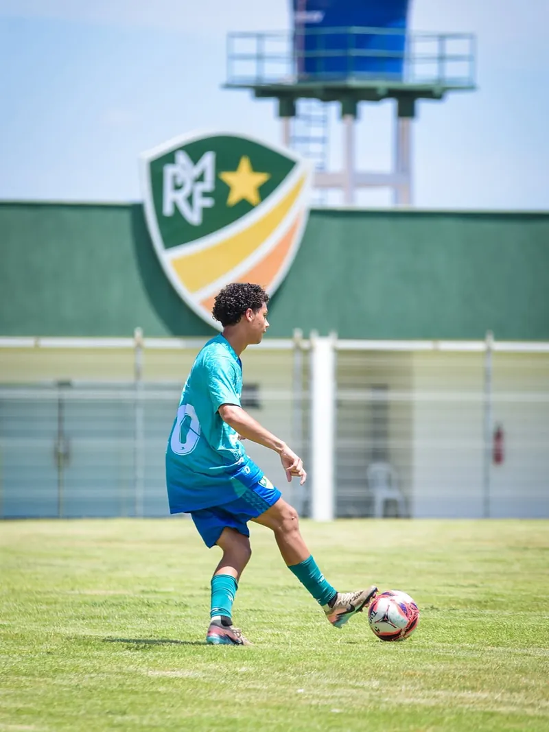 Atleta do projeto chutando a bola no CT do Monte Roraima
